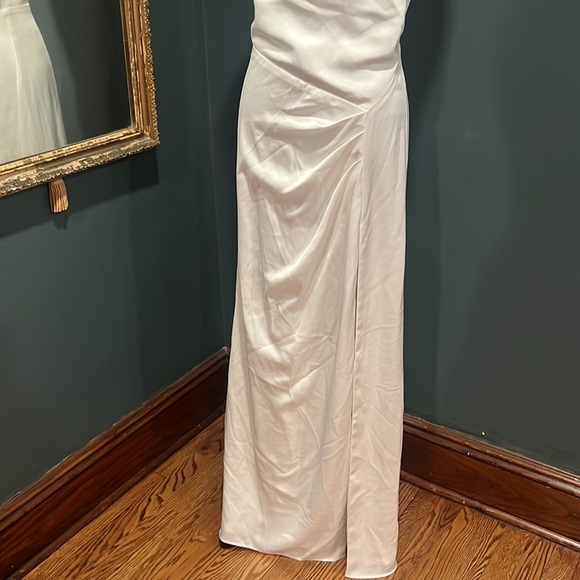 Stunning Lulu’s satin white dress size medium - Picture 3 of 11